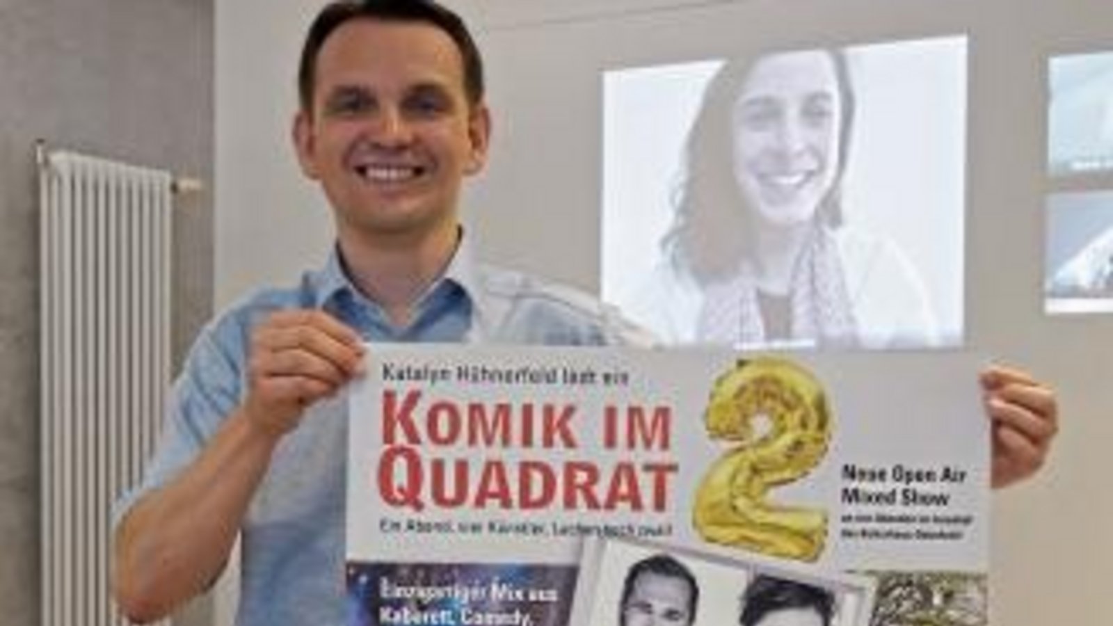 Andreas Mürle und die per Video zugeschaltete Katalyn Hühnerfeld hatten die Idee zur Reihe „Komik im Quadrat“. Foto: sf Andreas Mürle und die per Video zugeschaltete Katalyn Hühnerfeld hatten die Idee zur Reihe „Komik im Quadrat“. Foto: sf