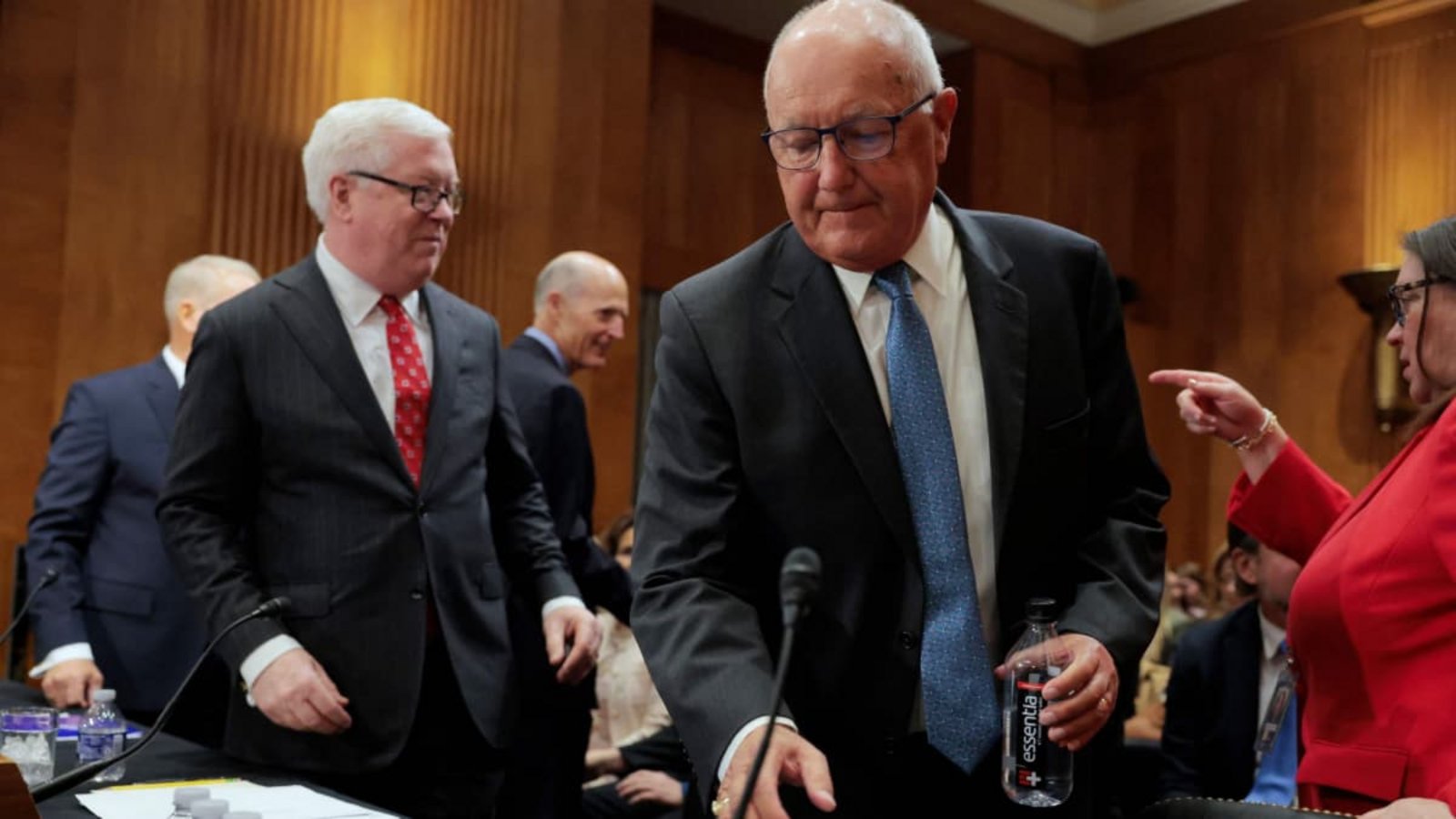 In Kanada stößt eine Petition auf rege Zustimmung, wonach die Regierung US-Botschafter Pete Hoekstra zur unerwünschten Person erklären und ausweisen soll (Mitte).ANNA MONEYMAKER/AFP