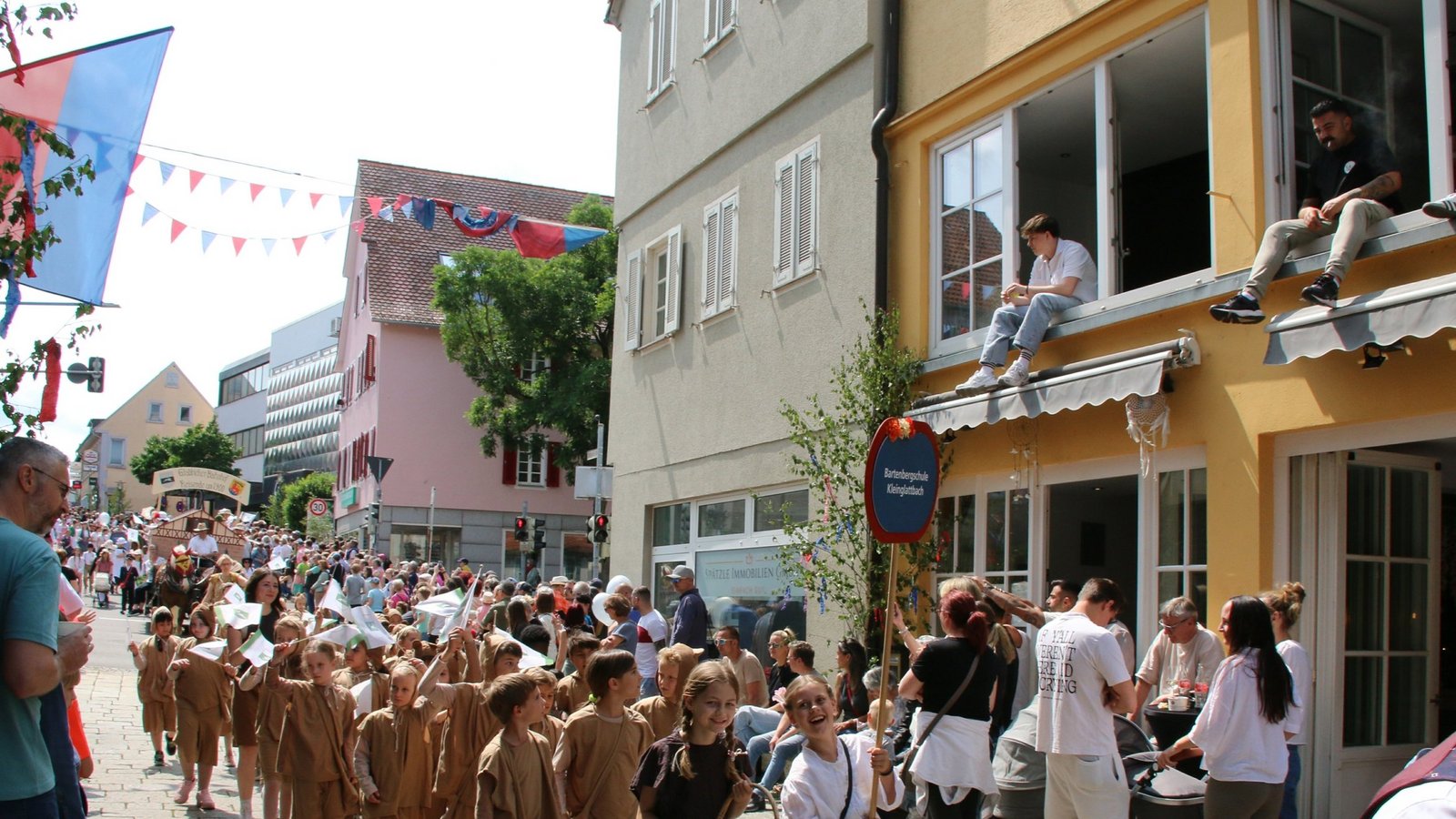 Die Festzugsteilnehmer bekommen Wurstgutscheine und einen Freifahrtschein, das verursacht zunehmend steigende Kosten. Archivfoto: Rieger/VKZ Die Festzugsteilnehmer bekommen Wurstgutscheine und einen Freifahrtschein, das verursacht zunehmend steigende Kosten. Archivfoto: Rieger/VKZ