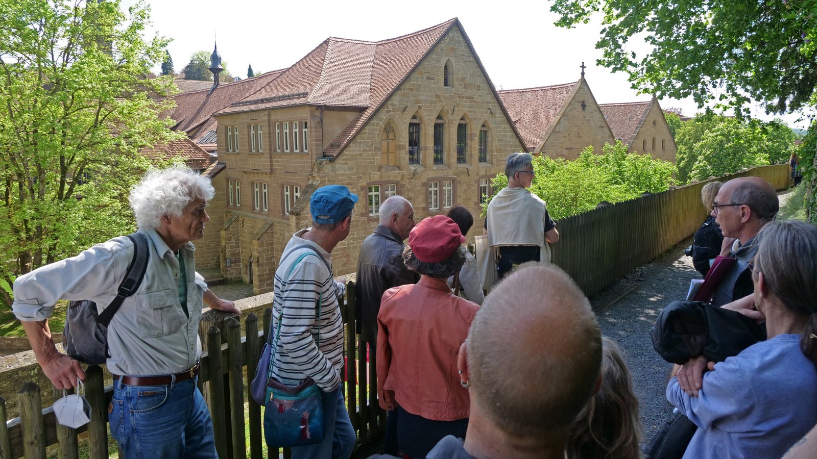 Das Kloster Maulbronn auch aus unbekannten Blickwinkeln entdecken, ist die Idee der halbjährlichen Sonderführungen mit Matthias Untermann (rechts, mit Brille), der als Professor am Institut für Europäische Kunstgeschichte in Heidelberg an den bedeutenden Bauwerken des einstigen Zisterzienserklosters forscht. Foto: Friedrich Das Kloster Maulbronn auch aus unbekannten Blickwinkeln entdecken, ist die Idee der halbjährlichen Sonderführungen mit Matthias Untermann (rechts, mit Brille), der als Professor am Institut für Europäische Kunstgeschichte in Heidelberg an den bedeutenden Bauwerken des einstigen Zisterzienserklosters forscht. Foto: Friedrich