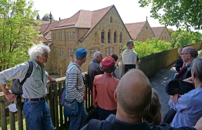 Das Kloster Maulbronn auch aus unbekannten Blickwinkeln entdecken, ist die Idee der halbjährlichen Sonderführungen mit Matthias Untermann (rechts, mit Brille), der als Professor am Institut für Europäische Kunstgeschichte in Heidelberg an den bedeutenden Bauwerken des einstigen Zisterzienserklosters forscht. <span class='image-autor'>Foto: Friedrich</span>