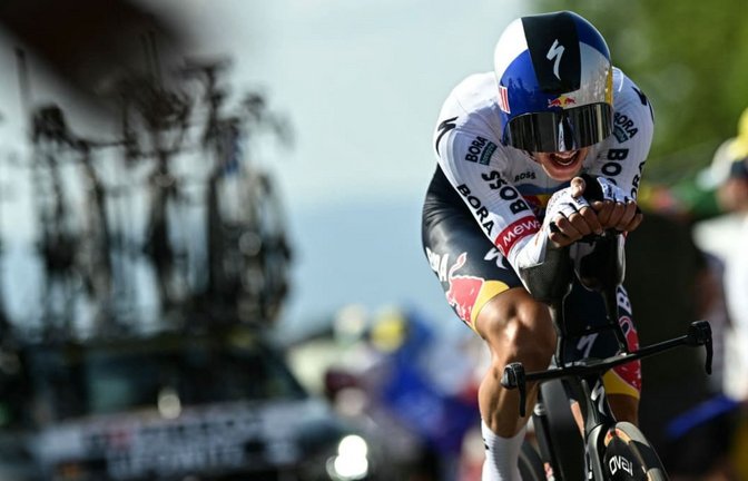 Der Schock saß tief, als Florian Lipowitz beim Einzelzeitfahren stürzte. Das Tour-Aus des Vorjahres-Dritten war mit einem Schlüsselbeinbruch besiegelt.<span class='image-autor'>Loic Venance/AFP/dpa</span>