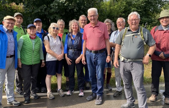 Ex-Ministerpräsident Winfried Kretschmann (rotes Polohemd) mit der Wandergruppe des Schwäbischen Albvereins Weil im Schönbuch.<span class='image-autor'>Albverein Weil im Schönbuch / Gerlinde Kretschmann</span>