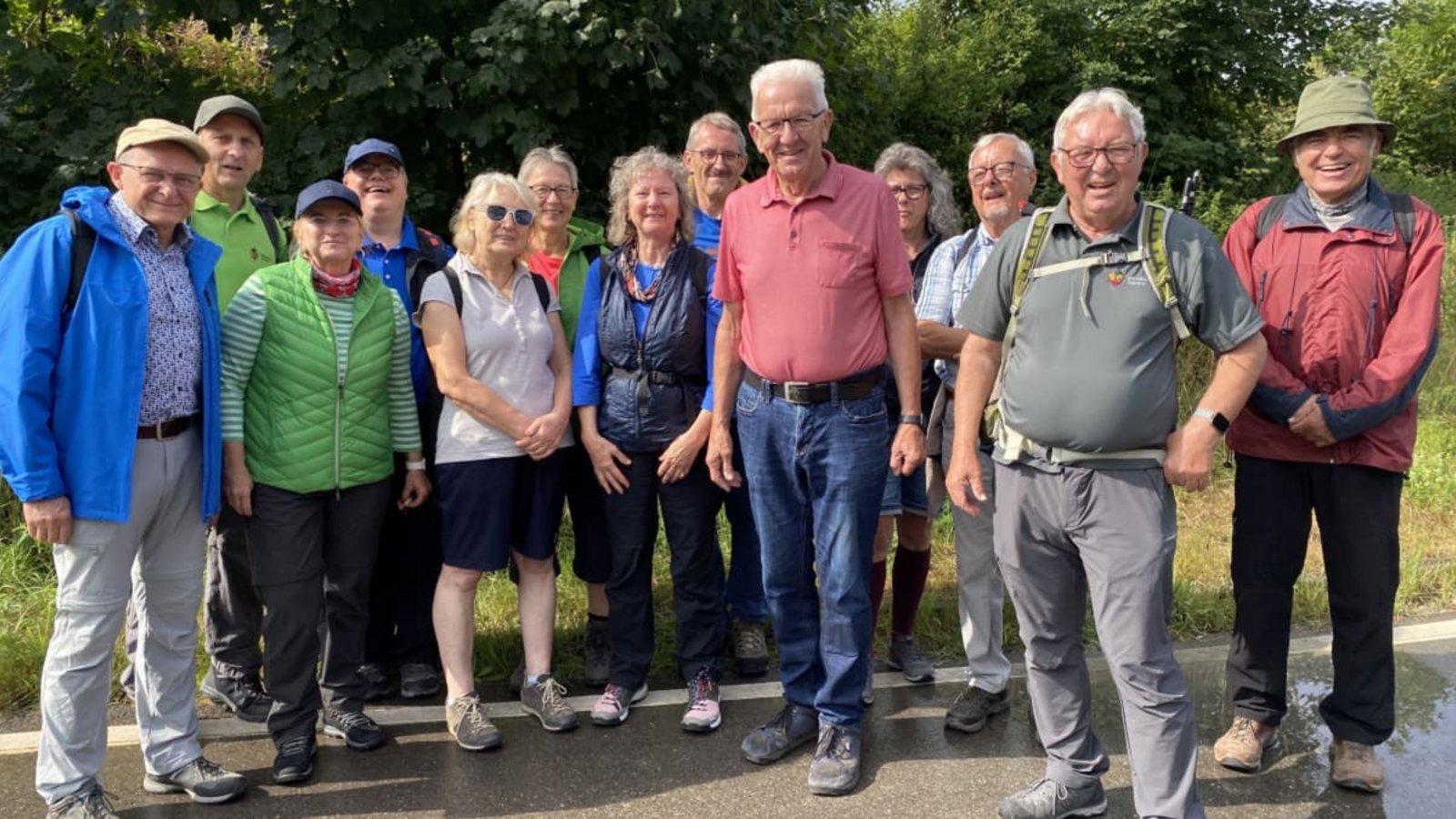 Ex-Ministerpräsident Winfried Kretschmann (rotes Polohemd) mit der Wandergruppe des Schwäbischen Albvereins Weil im Schönbuch.Albverein Weil im Schönbuch / Gerlinde Kretschmann