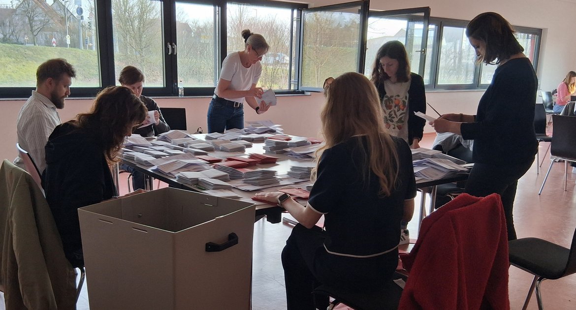 Landtagswahl 2026 Briefwahl Umschläge Auszählung Politik Kommunalpolitik Foto: Kauer