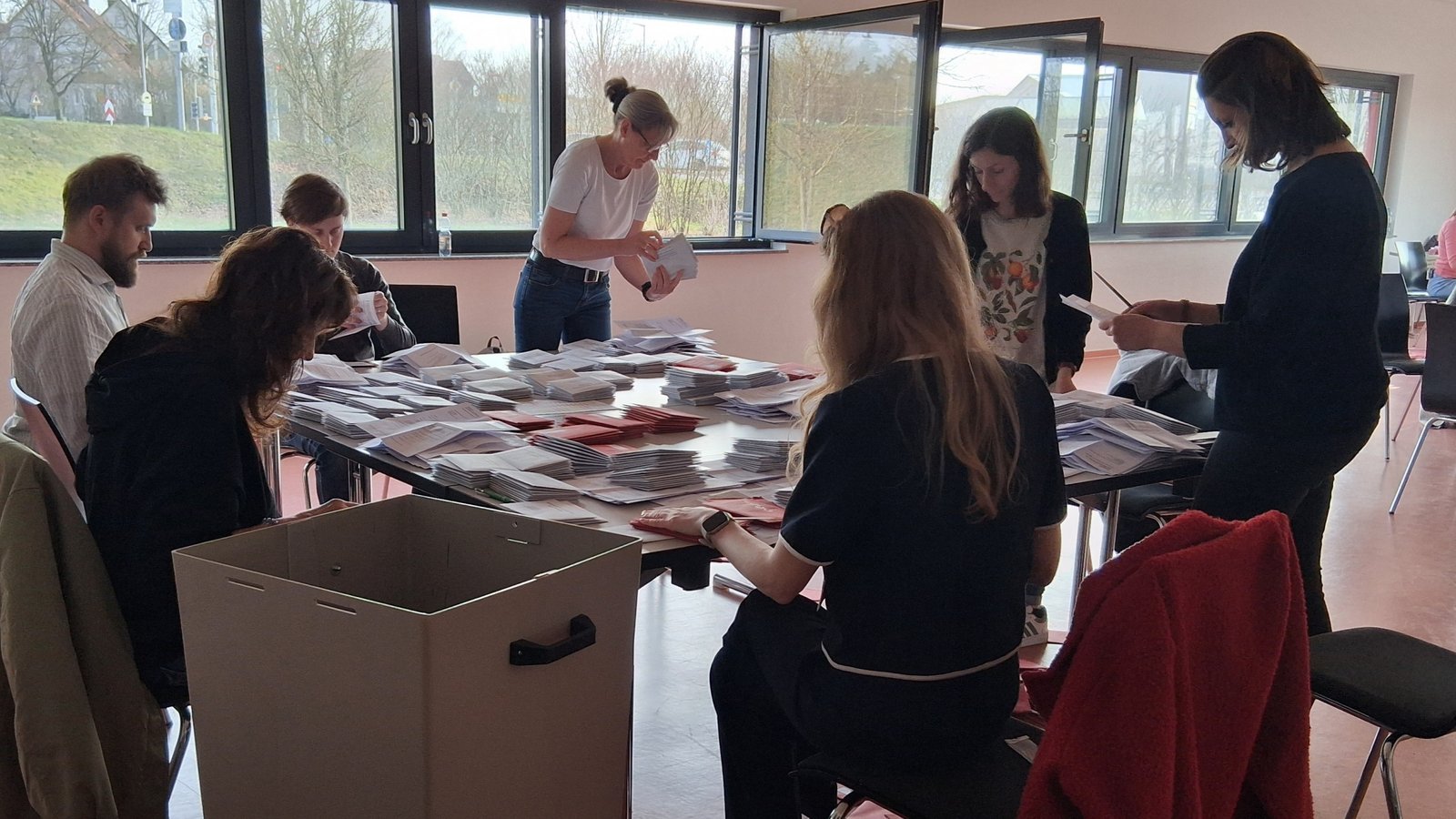 Bei der Arbeit: In der Feuerwache Vaihingen werden am Sonntag die Briefwahl-Ergebnisse ausgezählt. Fotos: Kauer/p/Lux/Butzmann Bei der Arbeit: In der Feuerwache Vaihingen werden am Sonntag die Briefwahl-Ergebnisse ausgezählt. Fotos: Kauer/p/Lux/Butzmann