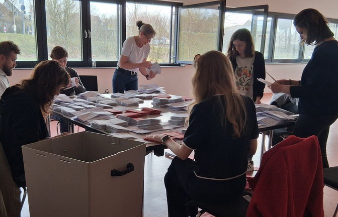 Bei der Arbeit: In der Feuerwache Vaihingen werden am Sonntag die Briefwahl-Ergebnisse ausgezählt.  <span class='image-autor'>Fotos: Kauer/p/Lux/Butzmann</span>