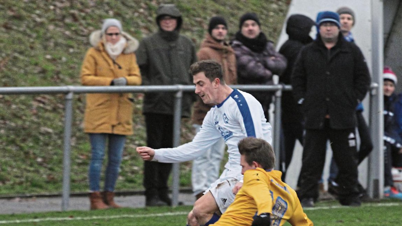 Joschka Heugel (hinten) war immer ein Unruheherd, auch wenn sein Flankenlauf hier von Daniel Münchinger gestoppt wird. Foto: Nachreiner Joschka Heugel (hinten) war immer ein Unruheherd, auch wenn sein Flankenlauf hier von Daniel Münchinger gestoppt wird. Foto: Nachreiner