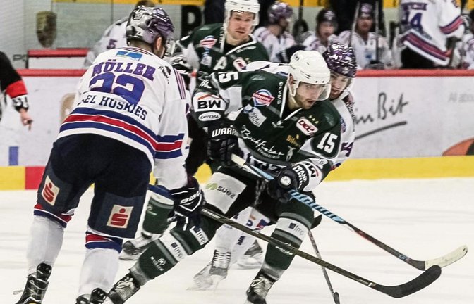 Bietigheims Denis Shevyrin (Mitte) – hier gegen Kassels Marco Müller (links) und Braden Pimm lief in dieser Saison das letzte Mal für die Steelers auf. Der Förderlizenzspieler hat nicht genügend Partien absolviert, um in den Playoffs spielberechtigt zu sein. Foto: Simecek