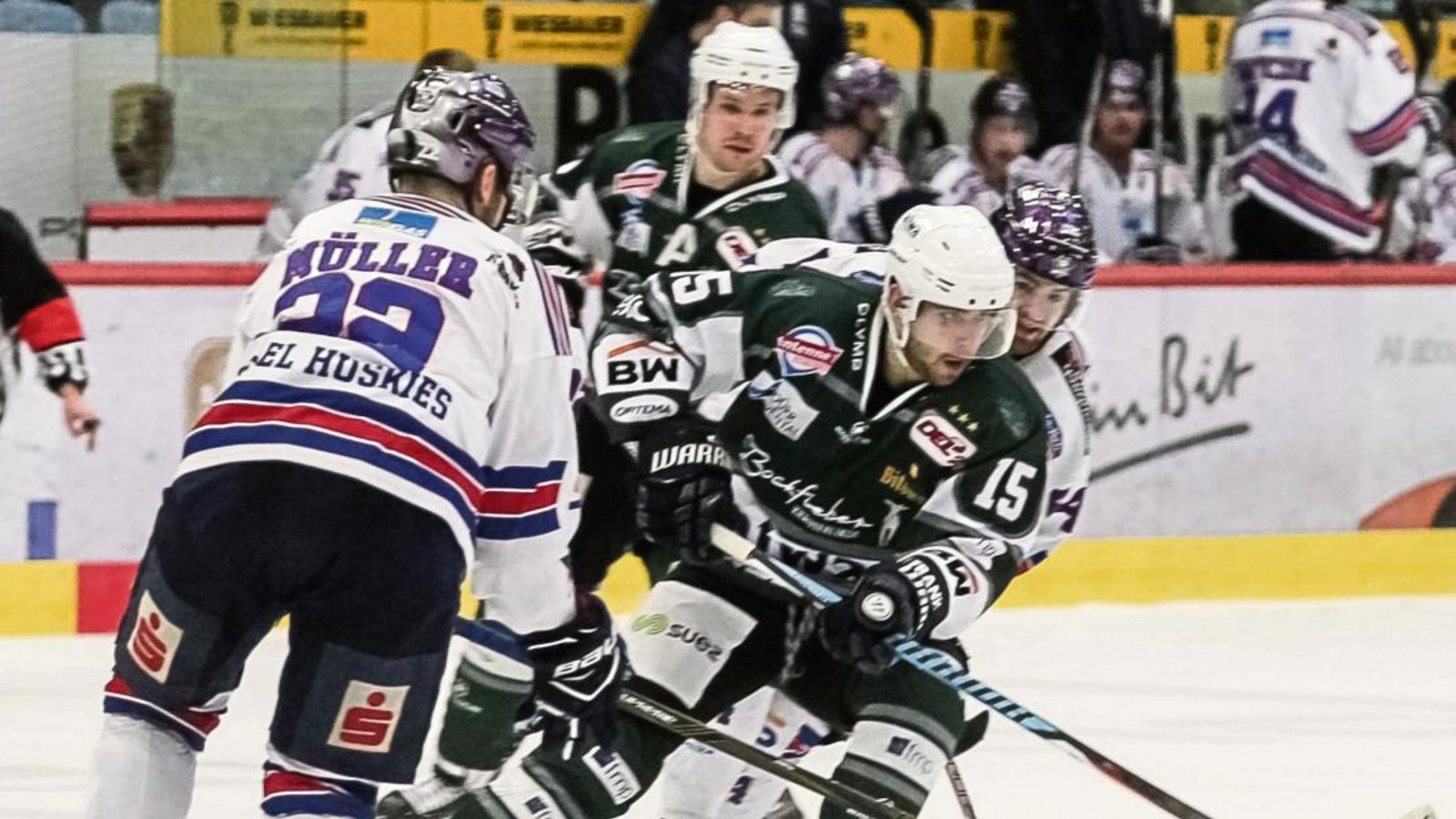 Bietigheims Denis Shevyrin (Mitte) – hier gegen Kassels Marco Müller (links) und Braden Pimm lief in dieser Saison das letzte Mal für die Steelers auf. Der Förderlizenzspieler hat nicht genügend Partien absolviert, um in den Playoffs spielberechtigt zu sein. Foto: Simecek Bietigheims Denis Shevyrin (Mitte) – hier gegen Kassels Marco Müller (links) und Braden Pimm lief in dieser Saison das letzte Mal für die Steelers auf. Der Förderlizenzspieler hat nicht genügend Partien absolviert, um in den Playoffs spielberechtigt zu sein. Foto: Simecek