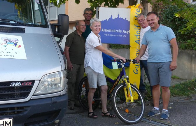 Spende für den guten Zweck: Bei der Radwerkstatt Vaihingen werden Räder an GAW-Partner Pfarrer Péter Szeghljanik (rechts) übergeben.  <span class='image-autor'>Foto: p</span>