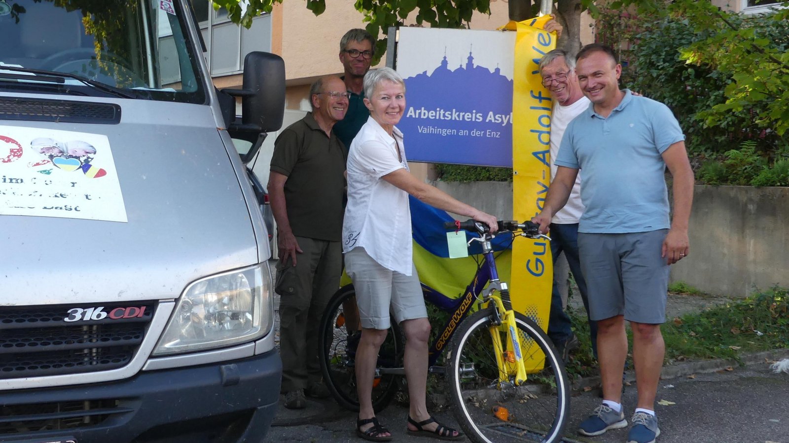 Spende für den guten Zweck: Bei der Radwerkstatt Vaihingen werden Räder an GAW-Partner Pfarrer Péter Szeghljanik (rechts) übergeben. Foto: p Spende für den guten Zweck: Bei der Radwerkstatt Vaihingen werden Räder an GAW-Partner Pfarrer Péter Szeghljanik (rechts) übergeben. Foto: p