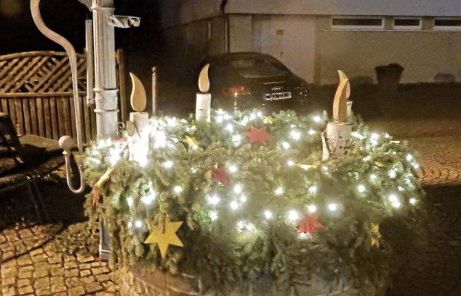 Der Rieter Dorfplatzbrunnen ist als Osterbrunnen bekannt. Nun ist er zum weihnachtlichen Sternlesbrunnen geworden. Ute Berberich-Bozzai hat mit Hilfe aus dem Dorf hier ihre Idee umgesetzt. Die Lichter sind übrigens mit der Straßenbeleuchtung gekoppelt. Zum Weihnachtsmarkt im Schlossgarten strahlte der Brunnen erstmals.  Foto: Arning