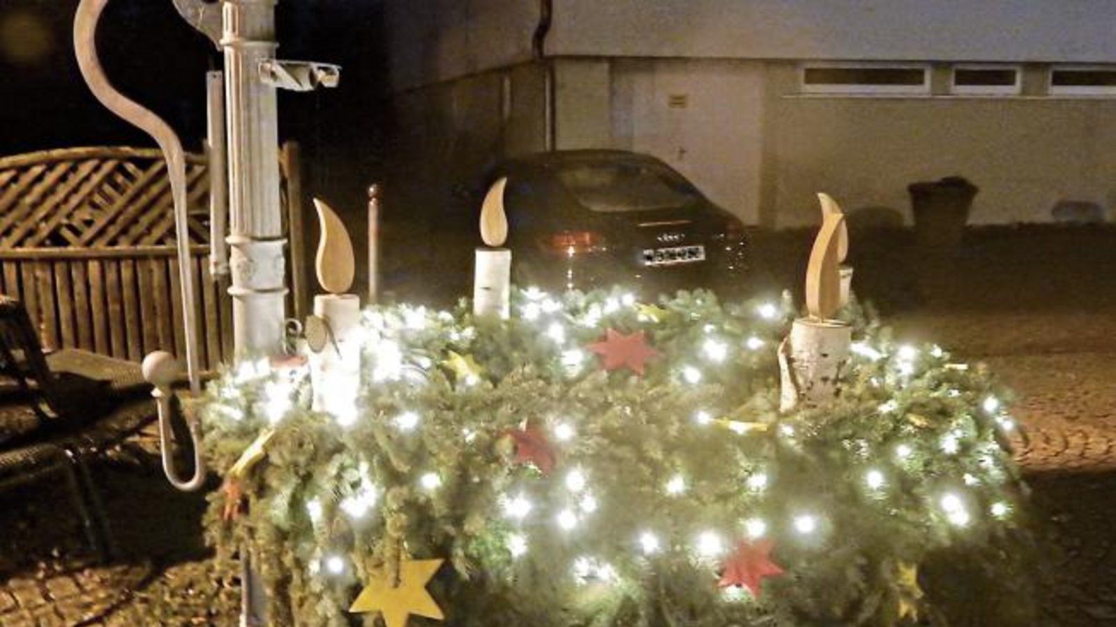 Der Rieter Dorfplatzbrunnen ist als Osterbrunnen bekannt. Nun ist er zum weihnachtlichen Sternlesbrunnen geworden. Ute Berberich-Bozzai hat mit Hilfe aus dem Dorf hier ihre Idee umgesetzt. Die Lichter sind übrigens mit der Straßenbeleuchtung gekoppelt. Zum Weihnachtsmarkt im Schlossgarten strahlte der Brunnen erstmals.  Foto: Arning