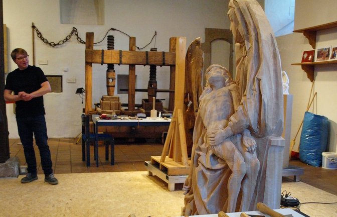Bildhauer Thomas Hildebrand gibt einen Überblick über sein Handwerkszeug, mit dem er die Replik der Lienzinger Pietà gestaltet hat. Fingerspitzengefühl war angesagt. Emotional berührt habe ihn, als er an den neuen Köpfen arbeitete und Maria und Jesus wieder ein Gesichter gab.  <span class='image-autor'>Foto: efi</span>