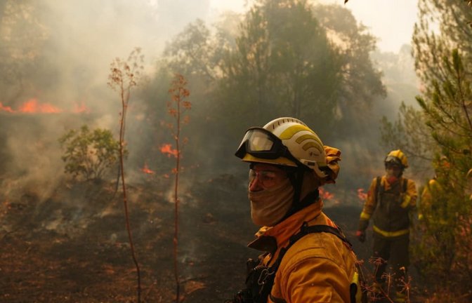 Spanien kämpft gegen zahlreiche Waldbrände. Wegen der schweren Feuer rief die Regierung für die Umgebung der Hauptstadt Madrid sowie für die Region Ávila den Notstand aus.<span class='image-autor'>Manu Fernandez/AP/dpa</span>