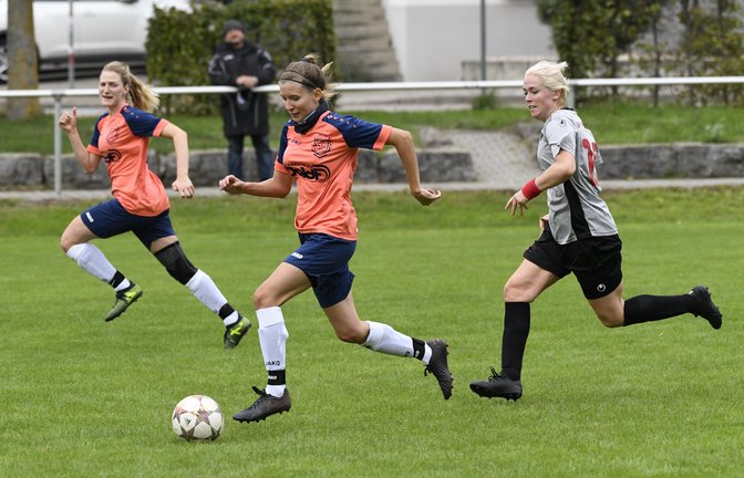 In Roßwag läuft Verena Henzen (am Ball) ihrer Gegenspielerin aus Ludwigsburg auf und davon. <span class='image-autor'>Foto: Leitner</span>