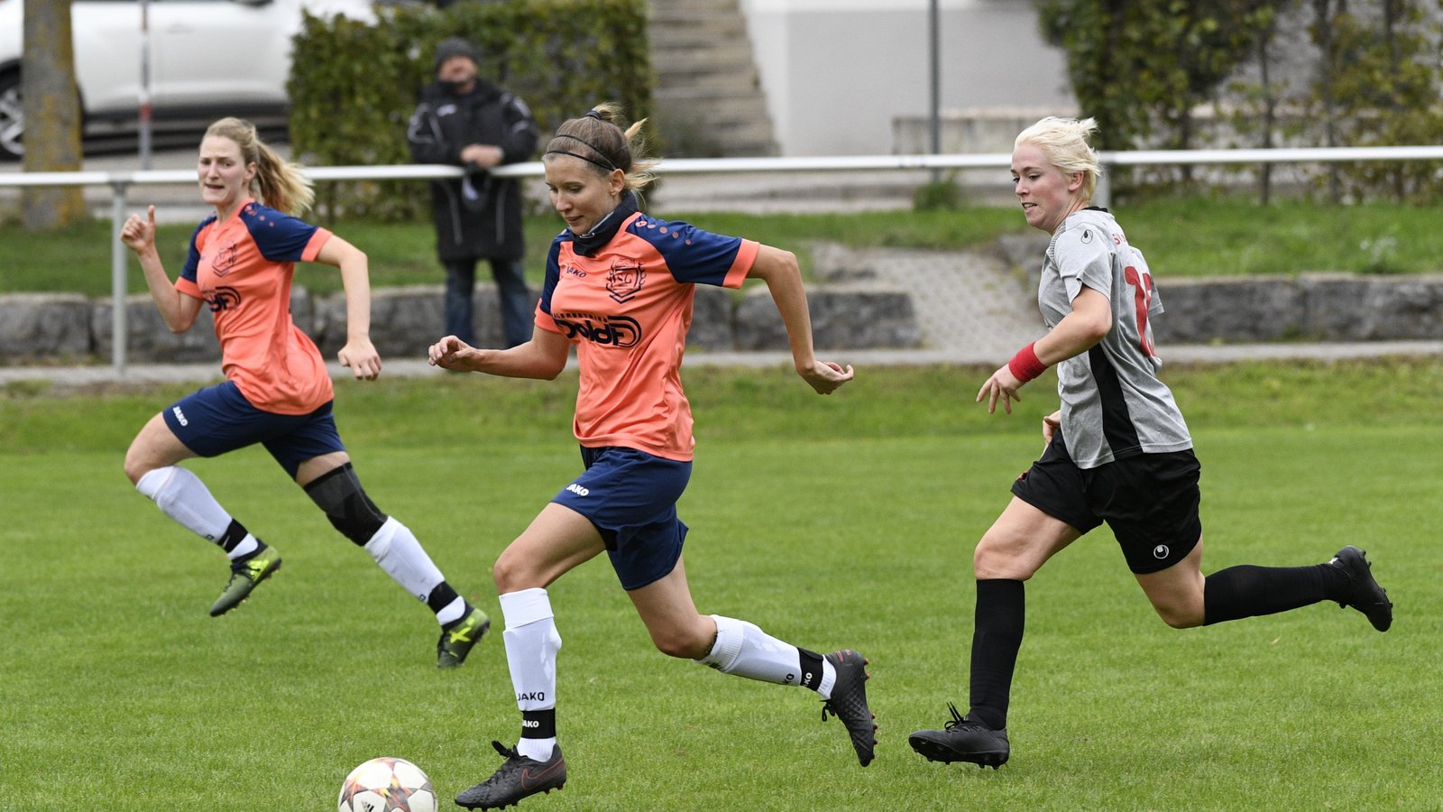 In Roßwag läuft Verena Henzen (am Ball) ihrer Gegenspielerin aus Ludwigsburg auf und davon. Foto: Leitner In Roßwag läuft Verena Henzen (am Ball) ihrer Gegenspielerin aus Ludwigsburg auf und davon. Foto: Leitner