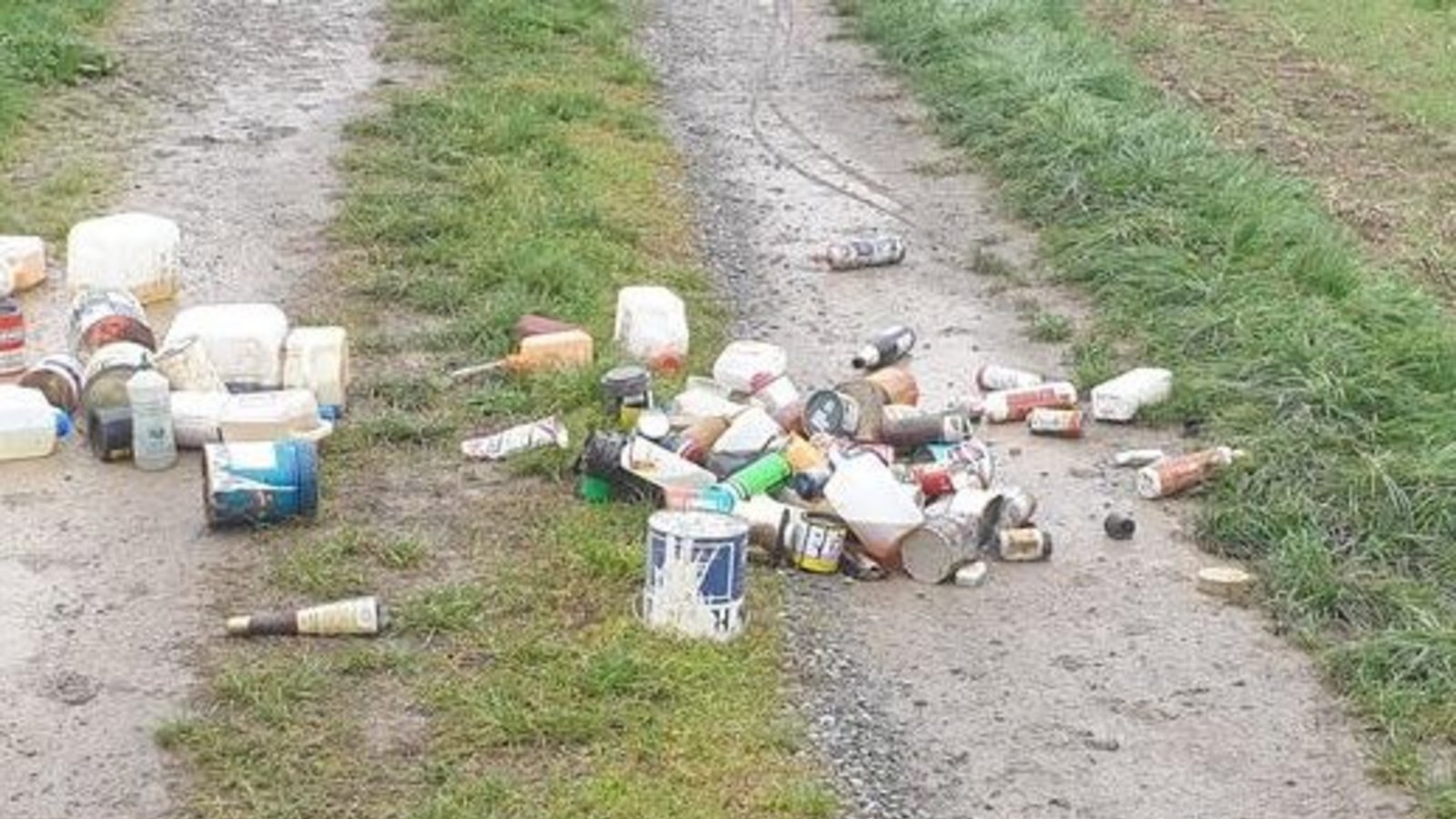 Die illegalen Ablagerungen in der Verlängerung der Vaihinger Kehlstraße. Foto: Polizei Die illegalen Ablagerungen in der Verlängerung der Vaihinger Kehlstraße. Foto: Polizei
