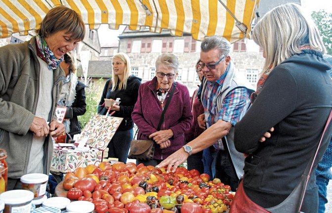 Bei Christiane Bauer konnten sich die Besucher mit den Samen von rund 100 verschiedenen Tomatensorten eindecken.  Fotos: Stahlfeld