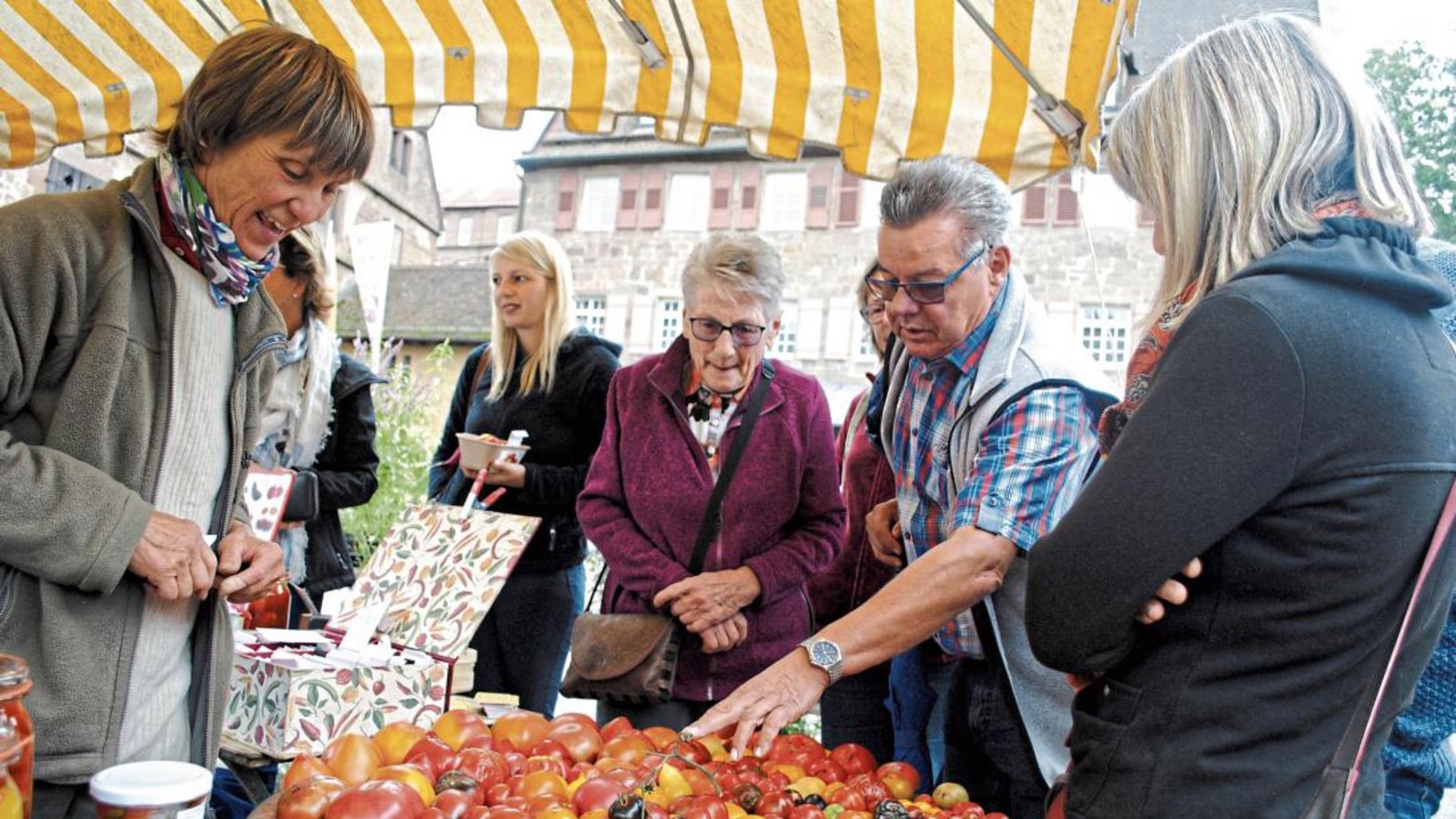 Bei Christiane Bauer konnten sich die Besucher mit den Samen von rund 100 verschiedenen Tomatensorten eindecken. Fotos: Stahlfeld Bei Christiane Bauer konnten sich die Besucher mit den Samen von rund 100 verschiedenen Tomatensorten eindecken. Fotos: Stahlfeld
