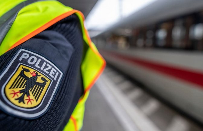 Im Kreis Tuttlingen sind Menschen von einer Eisenbahnbrücke in die Donau gesprungen. (Symbolbild)<span class='image-autor'>Patrick Seeger/dpa</span>