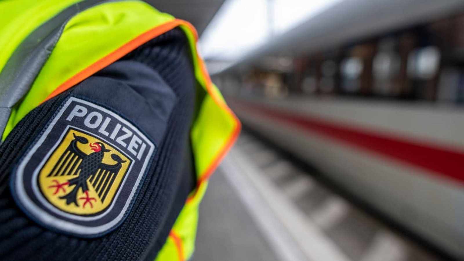 Im Kreis Tuttlingen sind Menschen von einer Eisenbahnbrücke in die Donau gesprungen. (Symbolbild)Patrick Seeger/dpa Im Kreis Tuttlingen sind Menschen von einer Eisenbahnbrücke in die Donau gesprungen. (Symbolbild)Patrick Seeger/dpa