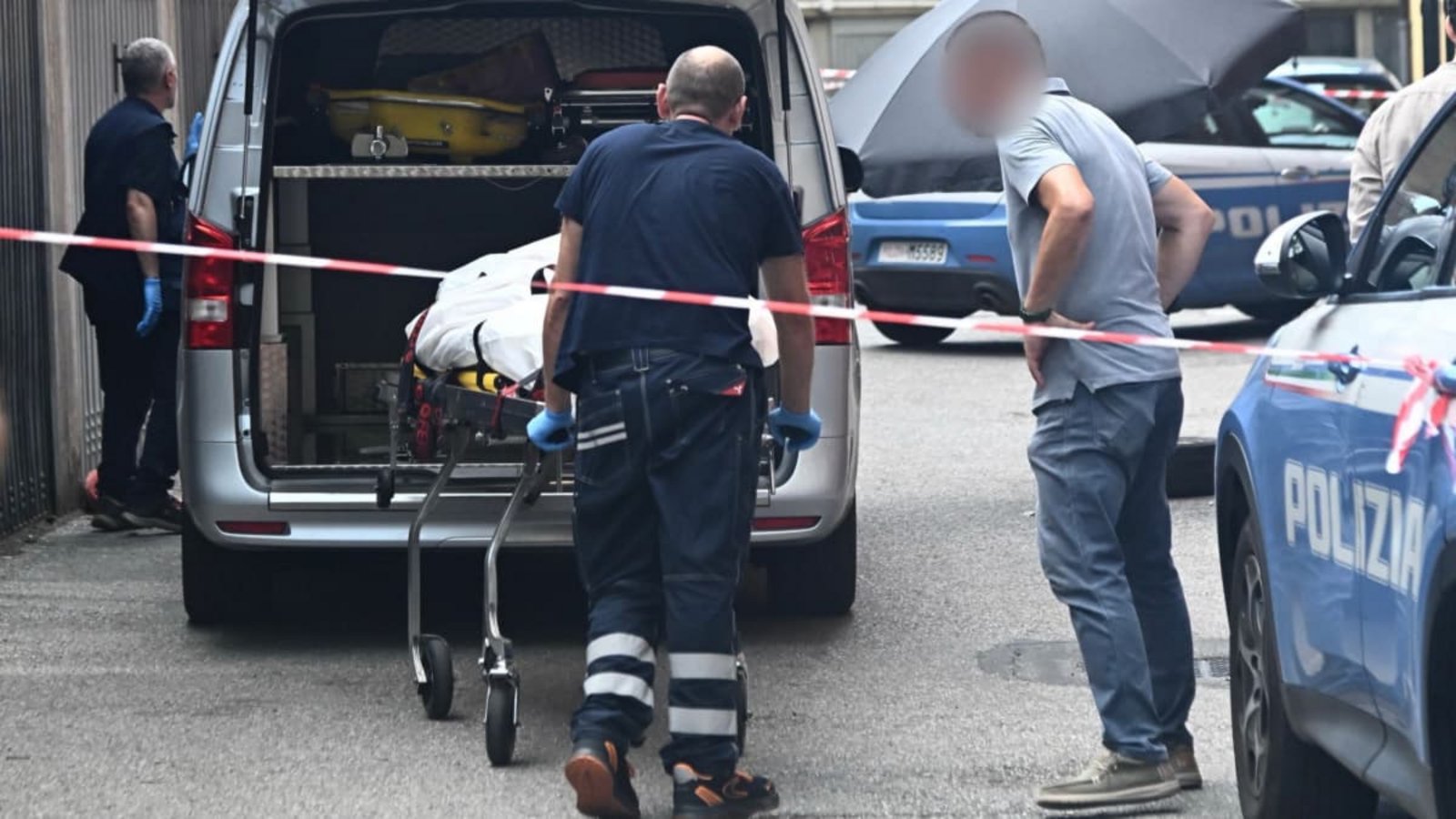 Die Leiche eines Mannes wird nach einem Polizeieinsatz im Stadtteil Pilastro abtransportiert.Guido Calamosca/LaPresse via ZUMA Press/dpa Die Leiche eines Mannes wird nach einem Polizeieinsatz im Stadtteil Pilastro abtransportiert.Guido Calamosca/LaPresse via ZUMA Press/dpa
