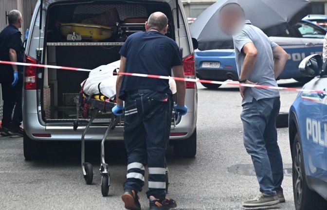 Die Leiche eines Mannes wird nach einem Polizeieinsatz im Stadtteil Pilastro abtransportiert.<span class='image-autor'>Guido Calamosca/LaPresse via ZUMA Press/dpa</span>