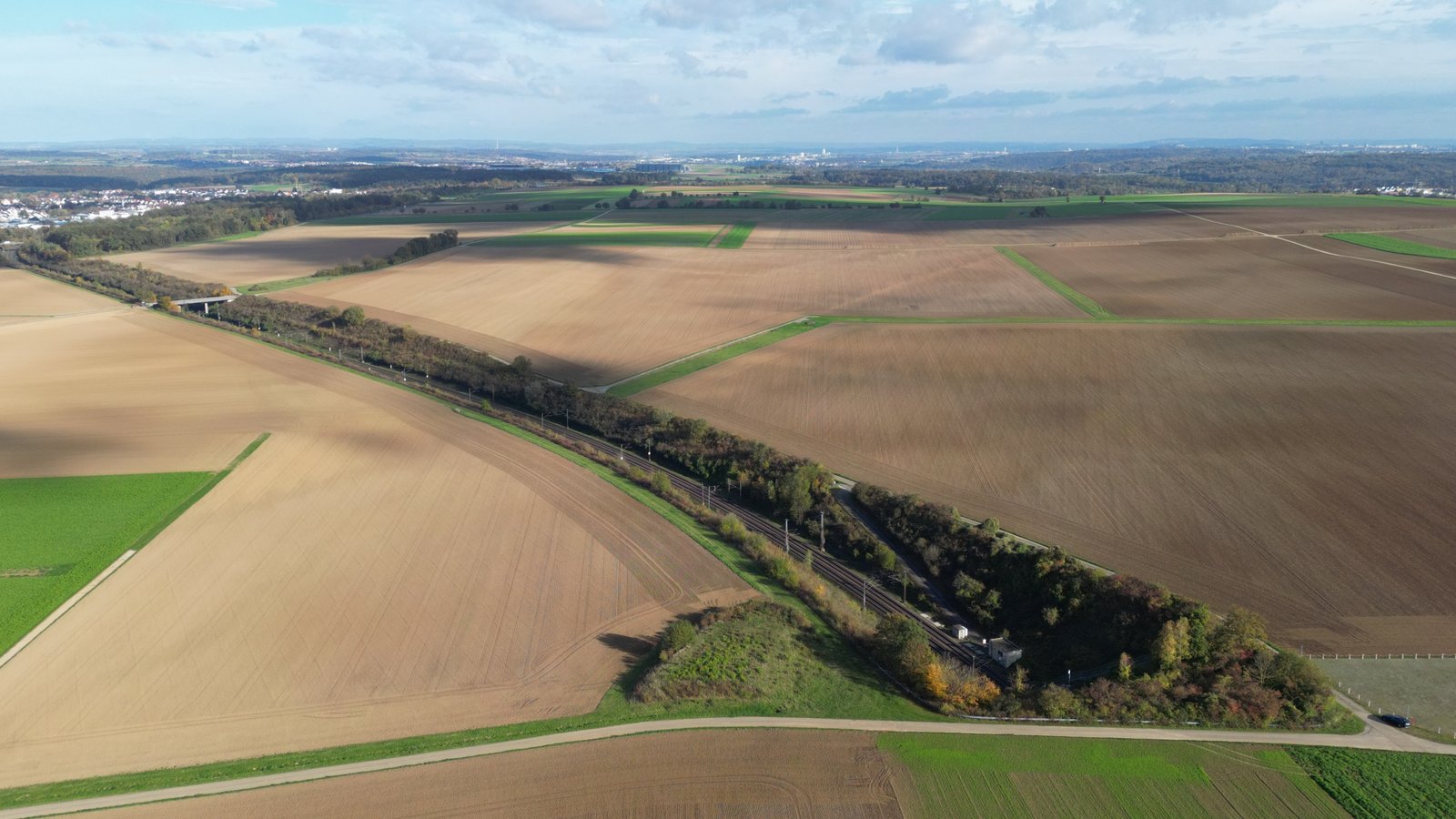Entlang der Bahnstrecke zwischen Vaihingen und Sersheim sollen Solarmodule, auf den Flächen dahinter Windräder installiert werden. Foto: Küppers Entlang der Bahnstrecke zwischen Vaihingen und Sersheim sollen Solarmodule, auf den Flächen dahinter Windräder installiert werden. Foto: Küppers