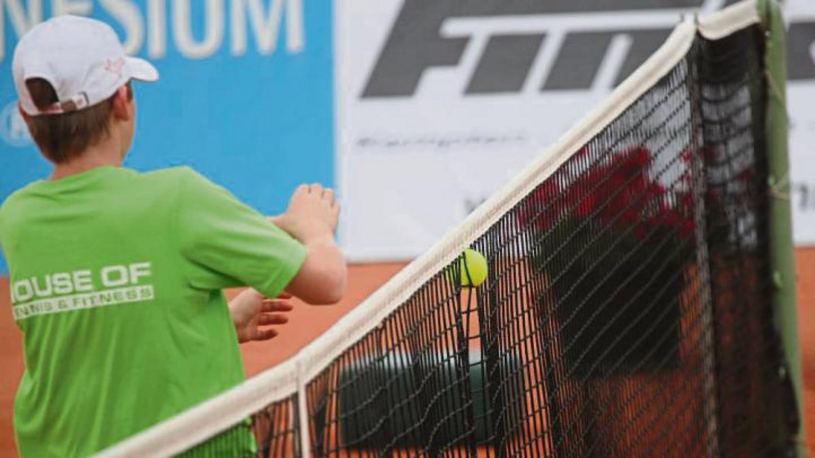 Nicht immer will der Ball auf die andere Seite des Netzes, manchmal bleibt er auch einfach darin stecken. Foto: Archiv/Küppers Nicht immer will der Ball auf die andere Seite des Netzes, manchmal bleibt er auch einfach darin stecken. Foto: Archiv/Küppers