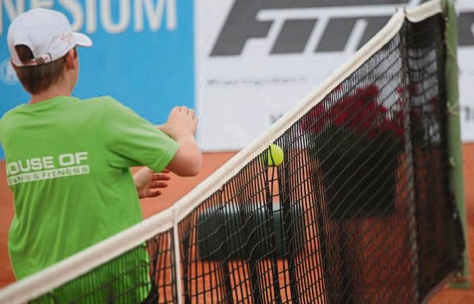 Nicht immer will der Ball auf die andere Seite des Netzes, manchmal bleibt er auch einfach darin stecken. Foto: Archiv/Küppers