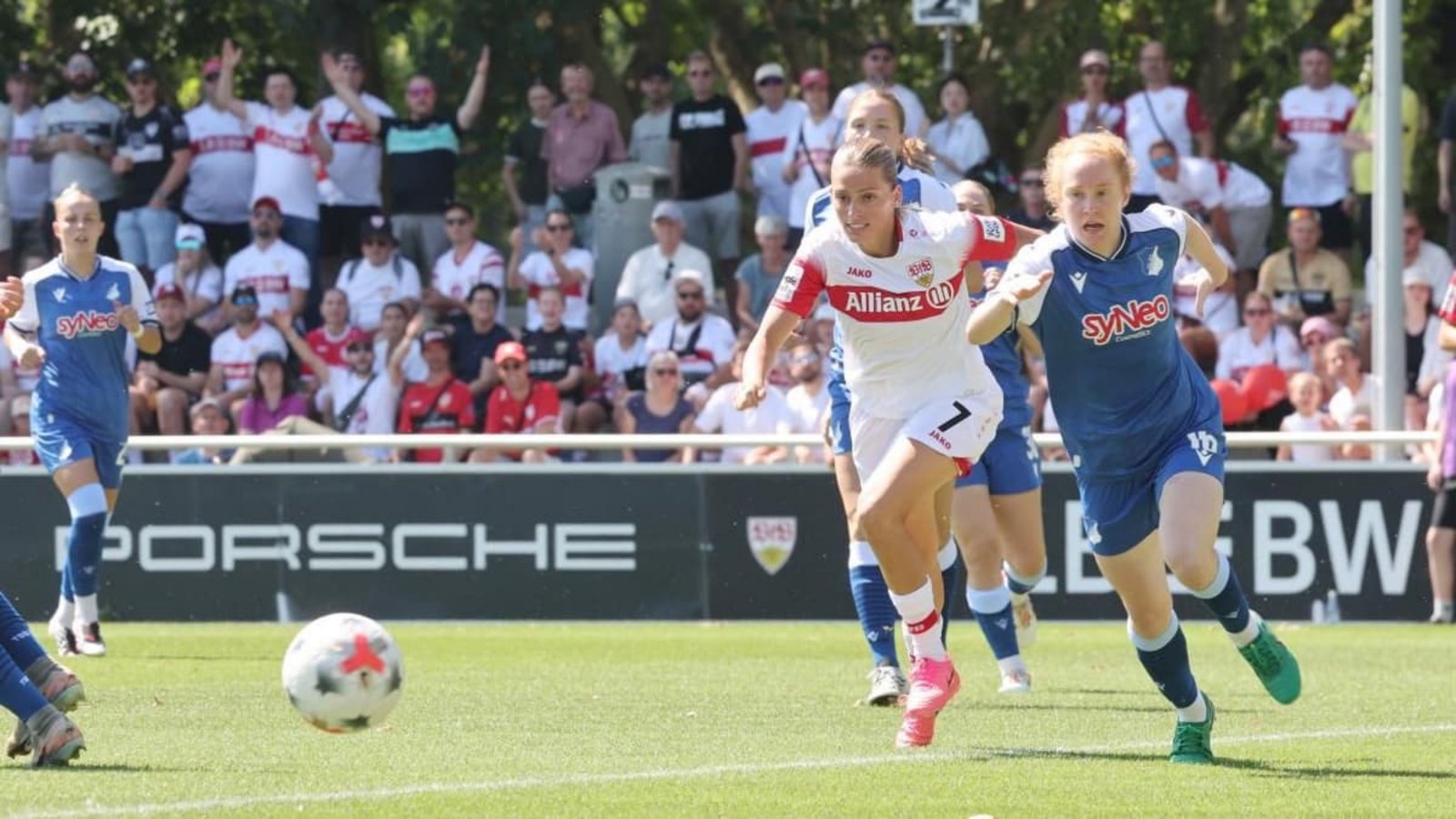 Dafina Redzepi (Stuttgart, No. 7) erzielte die Führung für den VfB.Baumann/Hansi Britsch Dafina Redzepi (Stuttgart, No. 7) erzielte die Führung für den VfB.Baumann/Hansi Britsch