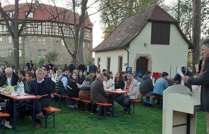 Vor der imposanten Kulisse des Sachsenheimer Wasserschlosses fand am Samstagabend ein öffentliches Fastenbrechen mit rund 500 Gästen statt. <span class='image-autor'>Foto: Glemser</span>