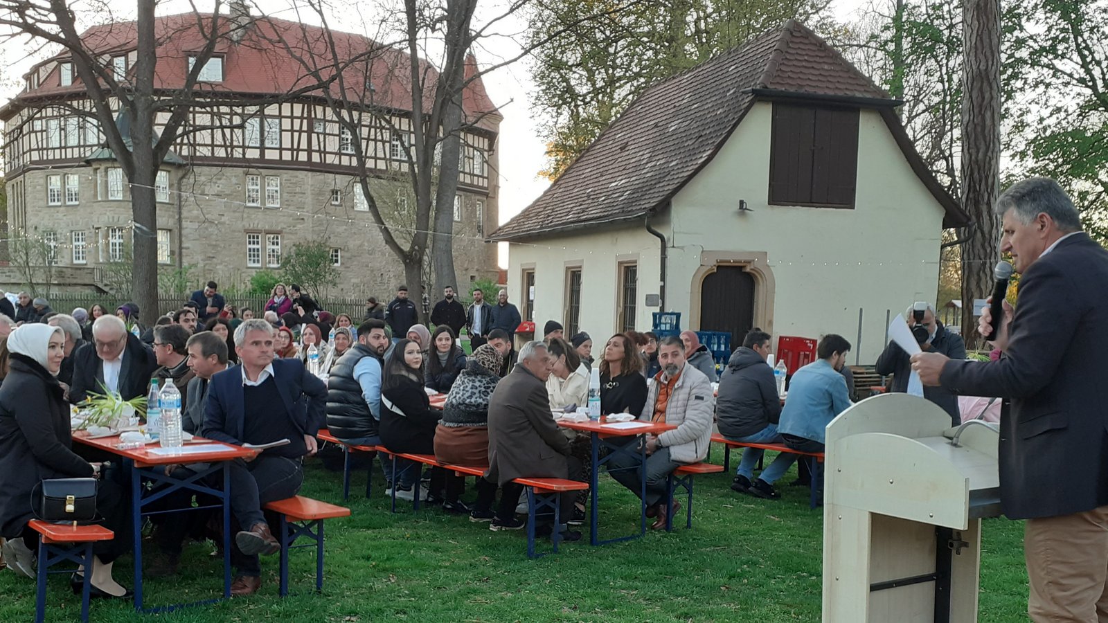 Vor der imposanten Kulisse des Sachsenheimer Wasserschlosses fand am Samstagabend ein öffentliches Fastenbrechen mit rund 500 Gästen statt. Foto: Glemser