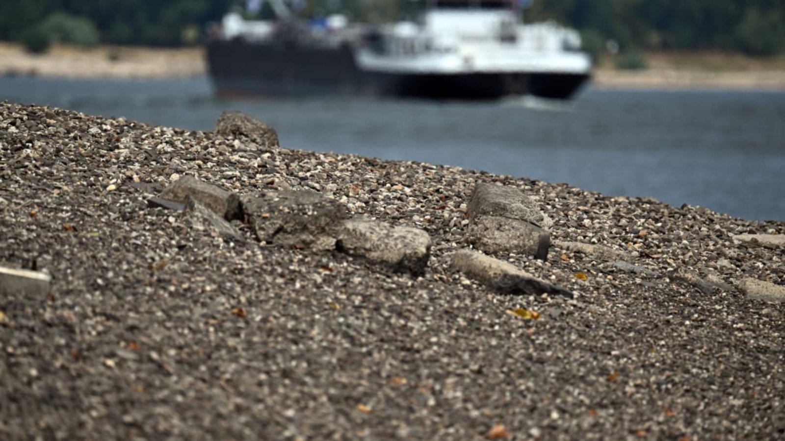 Schiffe fahren an Steinen vorbei, die normalerweise unter Wasser liegen. Rheinland-Pfalz setzt wegen des anhaltenden Niedrigwassers am Rhein das Sonn- und Feiertagsfahrverbot für bestimmte Lkw-Transporte vorübergehend außer Kraft (Symbolfoto).Federico Gambarini/dpa Schiffe fahren an Steinen vorbei, die normalerweise unter Wasser liegen. Rheinland-Pfalz setzt wegen des anhaltenden Niedrigwassers am Rhein das Sonn- und Feiertagsfahrverbot für bestimmte Lkw-Transporte vorübergehend außer Kraft (Symbolfoto).Federico Gambarini/dpa
