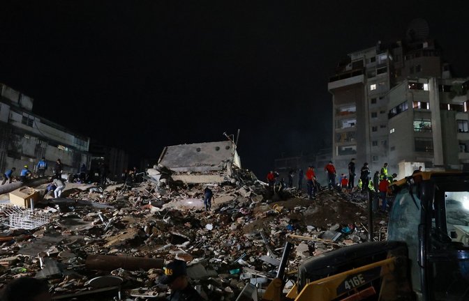 Nach einem Doppel-Erdbeben durchsuchen die Rettungskräfte die Trümmer.<span class='image-autor'>Foto: Javier Campos/AP/dpa/Javier Campos</span>