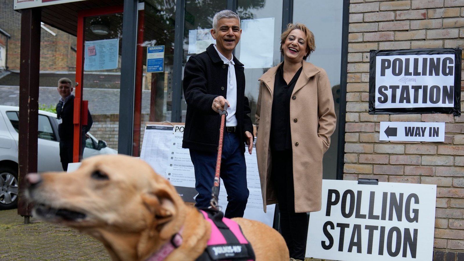 Londons Bürgermeister Sadiq Khan kommt mit seiner Frau Saadiya Ahmed und dem gemeinsamen Hund zur Stimmabgabe.Foto: Kin Cheung/AP