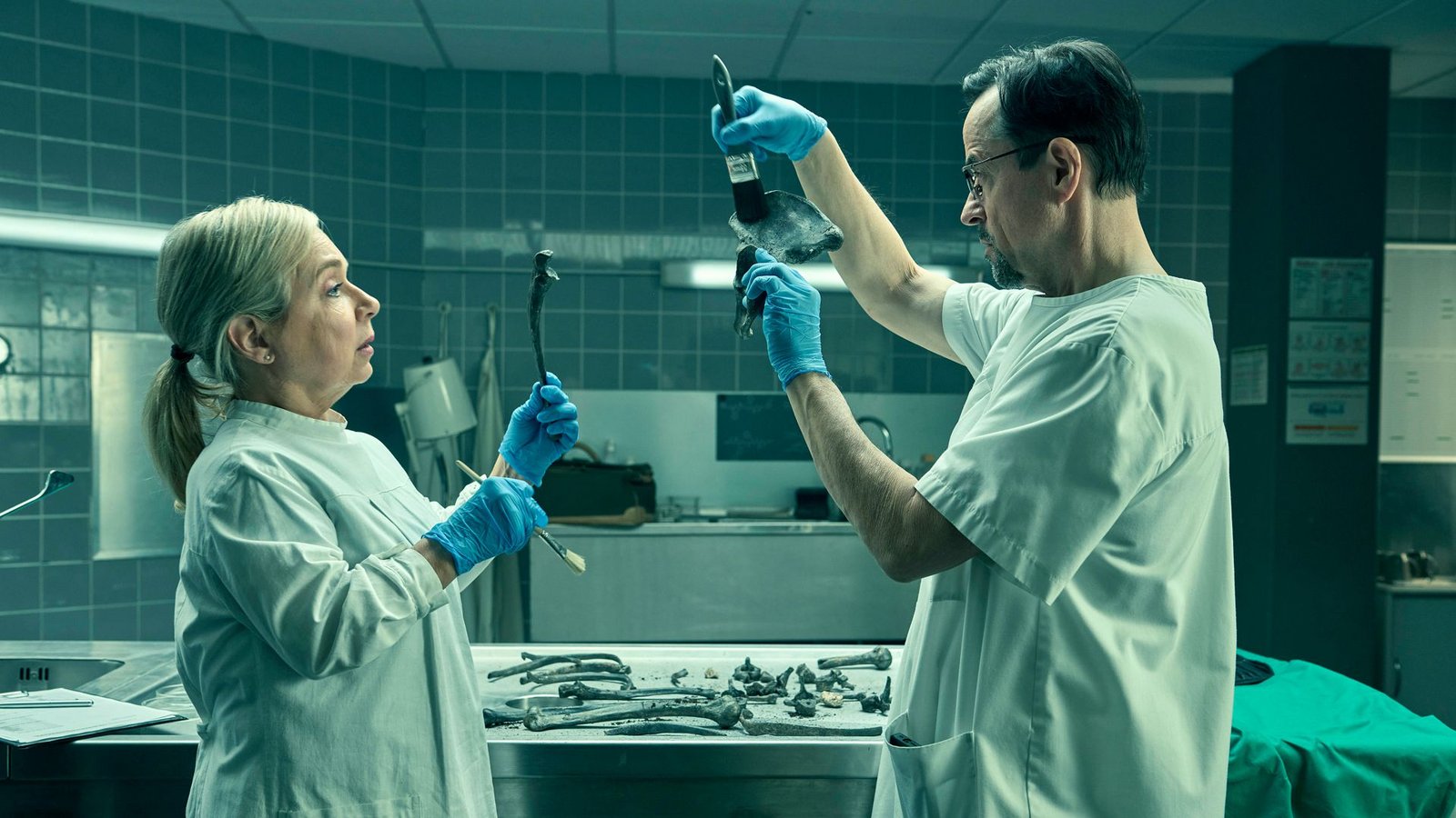 Um dem Familiengeheimnis der Hobrechts auf den Grund zu gehen, müssen Prof. Boerne (Jan Josef Liefers, r.) und Silke Haller (Christine Urspruch, l.) fast archäologische Untersuchungen vornehmen.Foto: WDR/Frank Dicks Um dem Familiengeheimnis der Hobrechts auf den Grund zu gehen, müssen Prof. Boerne (Jan Josef Liefers, r.) und Silke Haller (Christine Urspruch, l.) fast archäologische Untersuchungen vornehmen.Foto: WDR/Frank Dicks