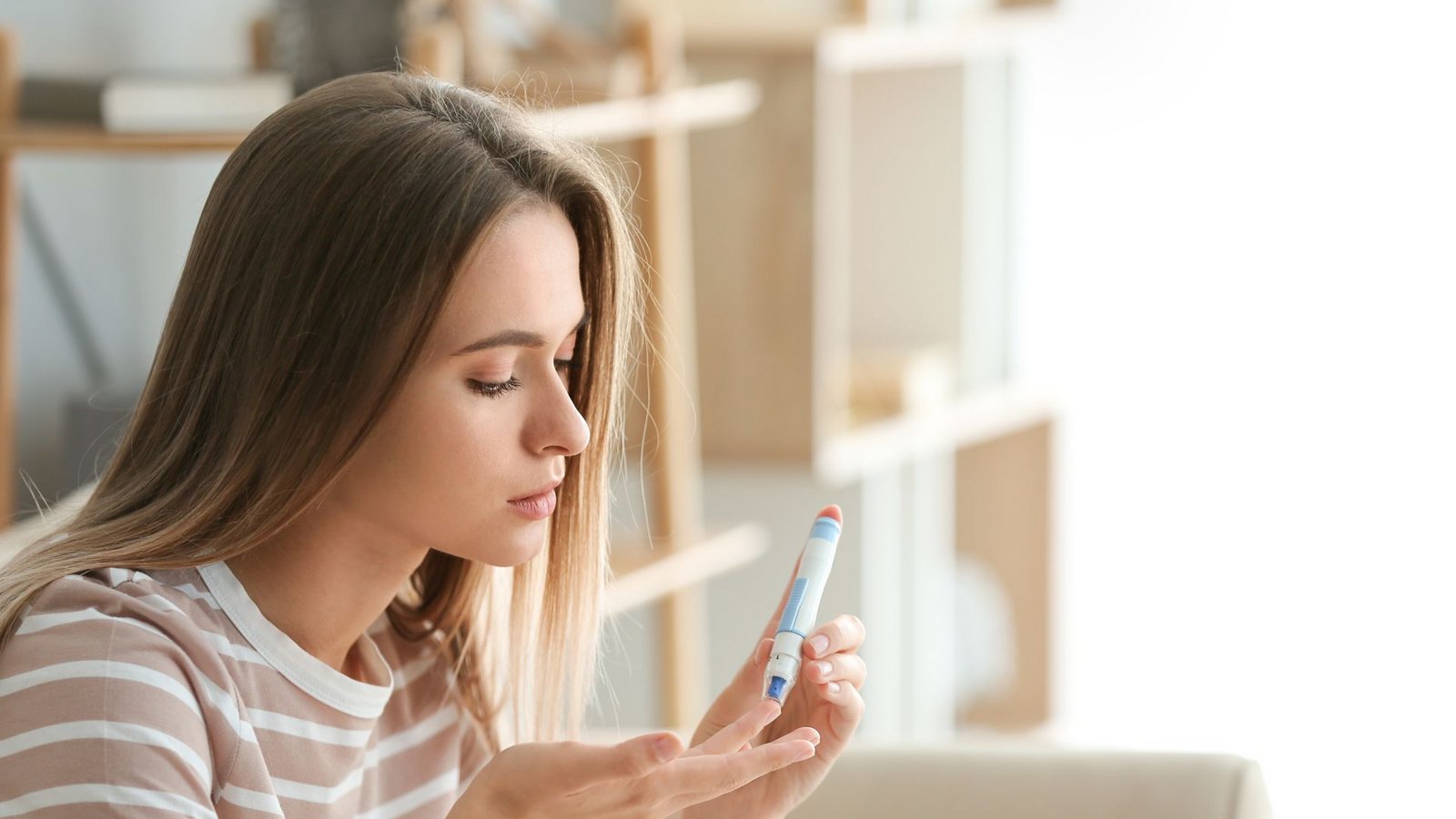 Menschen mit Typ-1-Diabetes müssen kontinuierlich ihren Blutzuckerwert messen und sich dann entsprechend Insulin zuführen – per Spritze, Pen oder Insulinpumpe.Foto: Pixel-Shot – stock.adobe.com/AndreyPopov