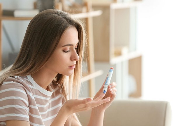 Menschen mit Typ-1-Diabetes müssen kontinuierlich ihren Blutzuckerwert messen und sich dann entsprechend Insulin zuführen – per Spritze, Pen oder Insulinpumpe.<span class='image-autor'>Foto: Pixel-Shot – stock.adobe.com/AndreyPopov</span>
