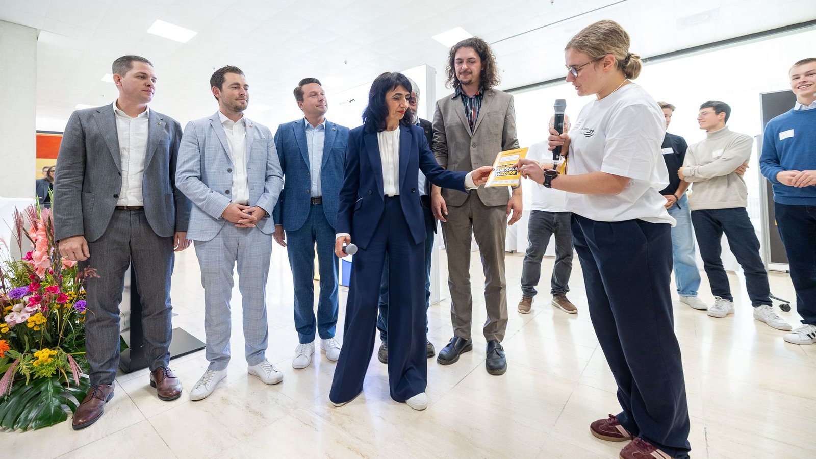Landtagspräsidentin Muhterem Aras (Grüne) nimmt die Forderungen mit Vertretern aller Fraktionen entgegen.Foto: Lichtgut/Mallmann Landtagspräsidentin Muhterem Aras (Grüne) nimmt die Forderungen mit Vertretern aller Fraktionen entgegen.Foto: Lichtgut/Mallmann