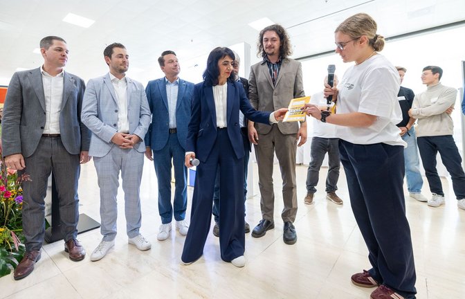 Landtagspräsidentin Muhterem Aras (Grüne) nimmt die Forderungen mit Vertretern aller Fraktionen  entgegen.<span class='image-autor'>Foto: Lichtgut/Mallmann</span>