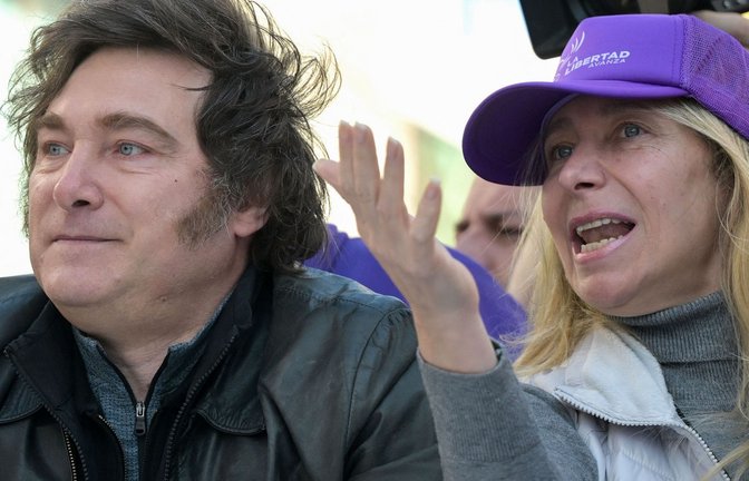 Javier Milei und seine Schwester Karina, die  in einen Schmiergeldskandal verwickelt sein soll.<span class='image-autor'>Foto: AFP</span>