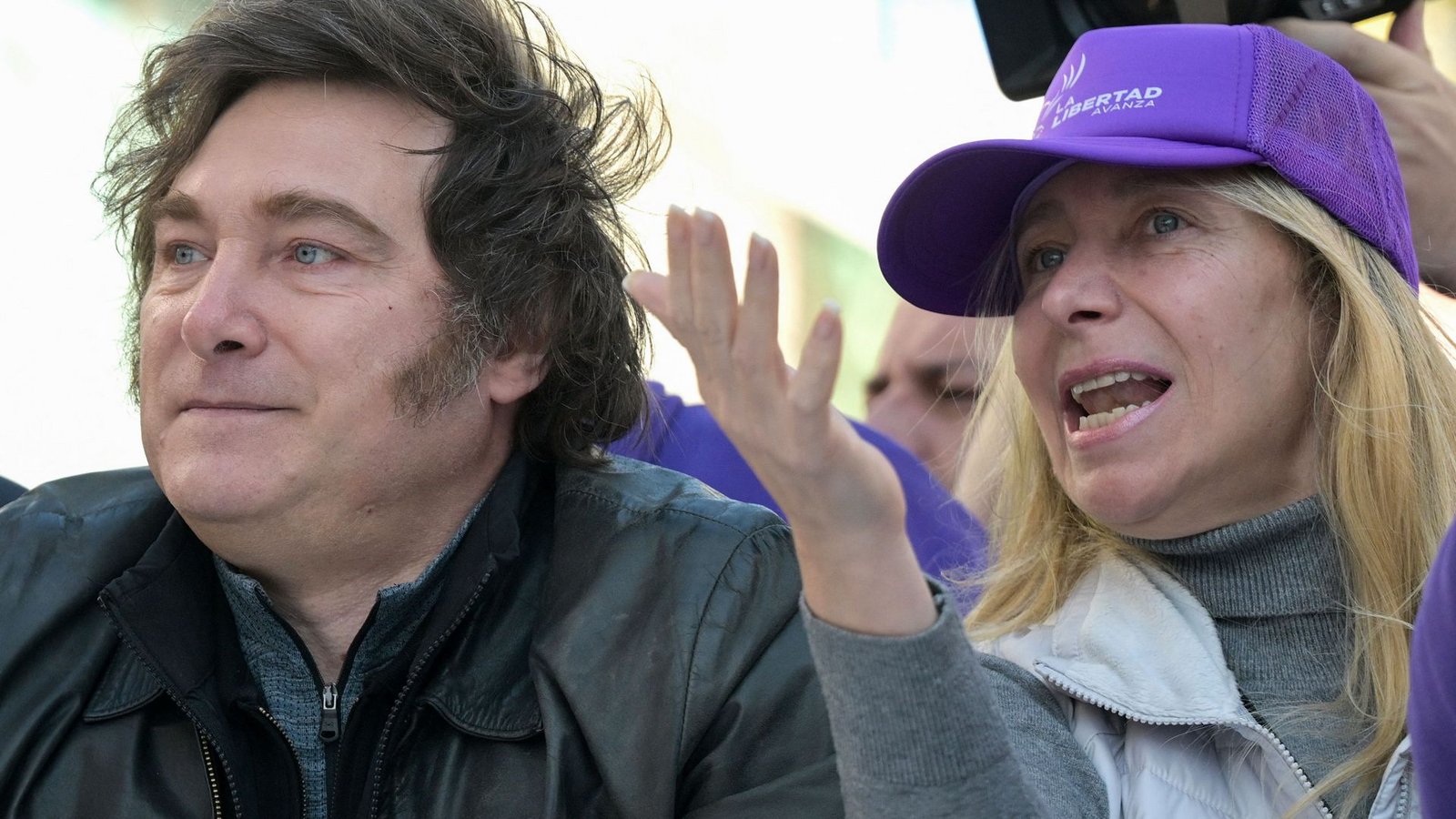 Javier Milei und seine Schwester Karina, die  in einen Schmiergeldskandal verwickelt sein soll.Foto: AFP
