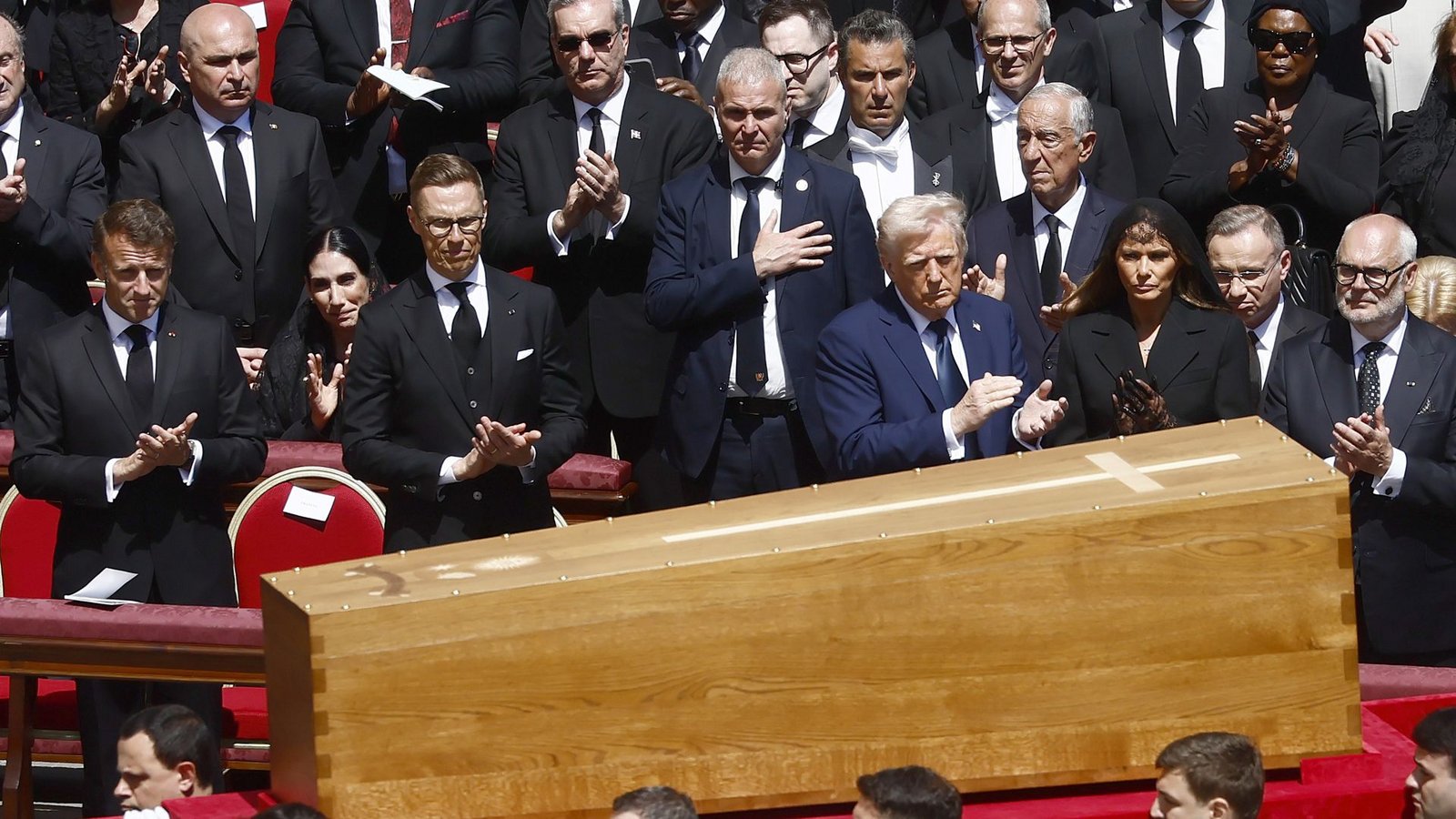 Vereint am Sarg von Papst Franziskus: unter anderen die Präsidenten Frankreichs, Finnlands, der USA und Estlands.Foto: Cecilia Fabiano/LaPresse via Zuma Press/dpa Vereint am Sarg von Papst Franziskus: unter anderen die Präsidenten Frankreichs, Finnlands, der USA und Estlands.Foto: Cecilia Fabiano/LaPresse via Zuma Press/dpa