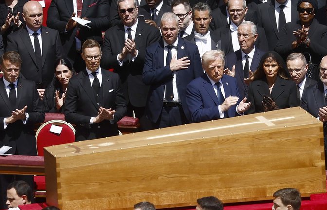 Vereint am Sarg von Papst Franziskus: unter anderen die Präsidenten Frankreichs, Finnlands, der USA und Estlands.<span class='image-autor'>Foto: Cecilia Fabiano/LaPresse via Zuma Press/dpa</span>