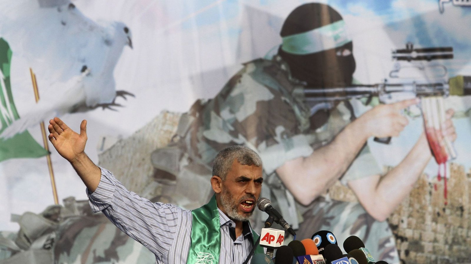 Jahia al-Sinwar, Führer der palästinensischen islamistischen Hamas-Bewegung, spricht während einer Kundgebung in Chan YunisFoto: Hatem Moussa/AP/dpa/Hatem Moussa