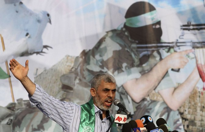 Jahia al-Sinwar, Führer der palästinensischen islamistischen Hamas-Bewegung, spricht während einer Kundgebung in Chan Yunis<span class='image-autor'>Foto: Hatem Moussa/AP/dpa/Hatem Moussa</span>