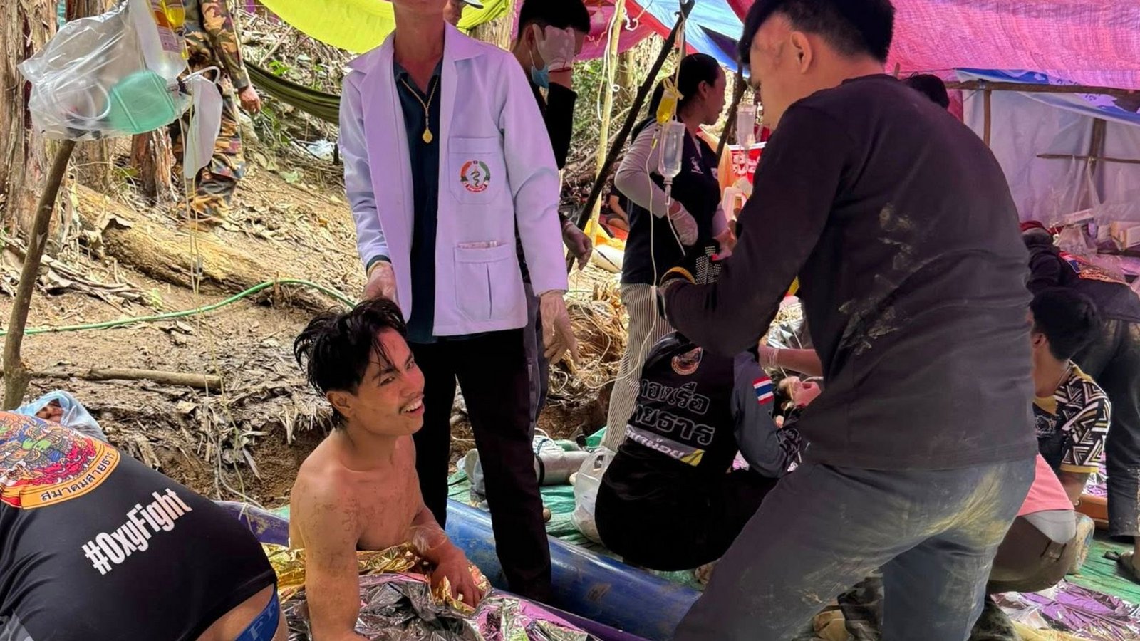 Die Rettung von vier Männern aus eigener Kraft gilt als Wunder.Foto: Uncredited/Association Of Volunteers For Lao People/AP/dpa Die Rettung von vier Männern aus eigener Kraft gilt als Wunder.Foto: Uncredited/Association Of Volunteers For Lao People/AP/dpa